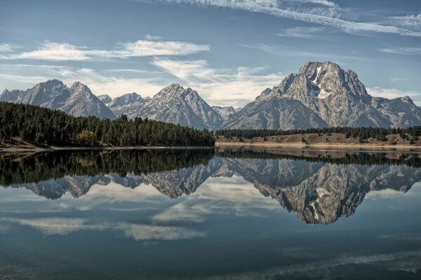 Reflection of the mountain in the backwater of the bend of the lake