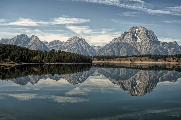 Riflessione della montagna nel backwaters della curva del Lago