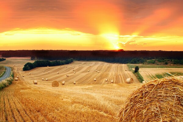 Heuhaufen im Feld bei Sonnenuntergang