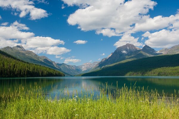Lago, montañas y nubes del parque nacional de Montana