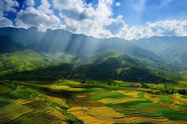 Rayos de sol a través de las nubes, Vietnam de otoño