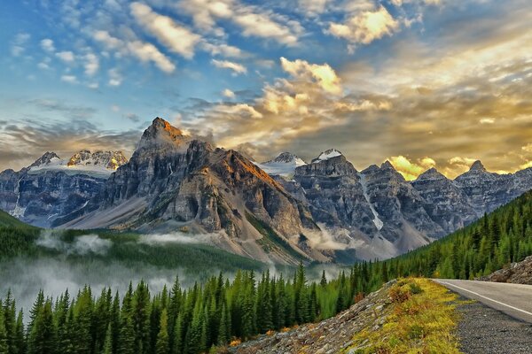 Una strada difficile ma molto bella per le montagne