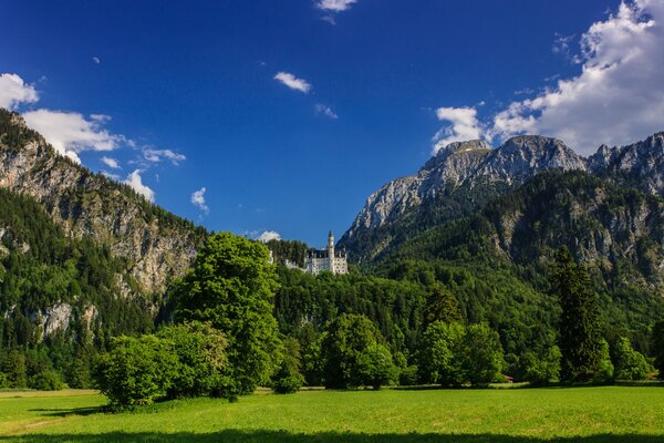 Château de Bavière au milieu des montagnes