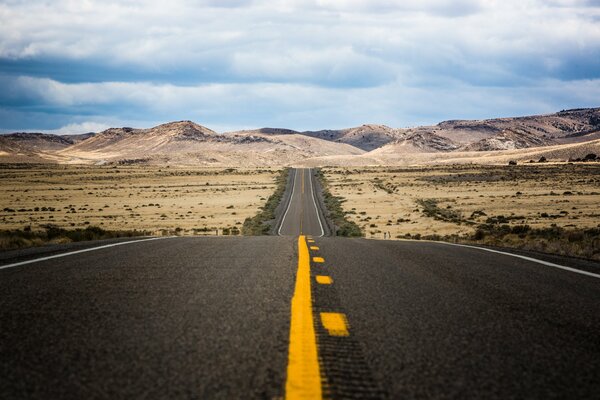 Route avec une bande jaune dans le désert du Nevada