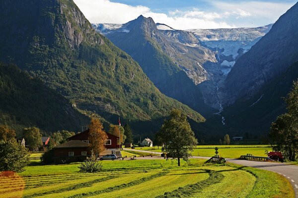 Домик с поем у подножья норвежских гор