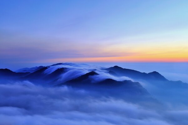 Montañas cubiertas de nubes