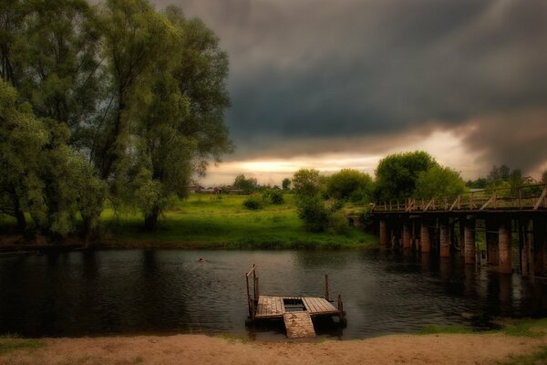 Eine kleine Brücke am Ufer des Teiches