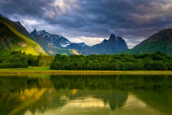 Montañas y bosques se reflejan en el lago