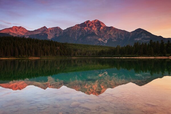 Visualizzazione delle montagne piramidali in acqua