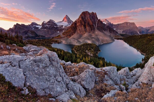 Montañas alpinas bajo el sol