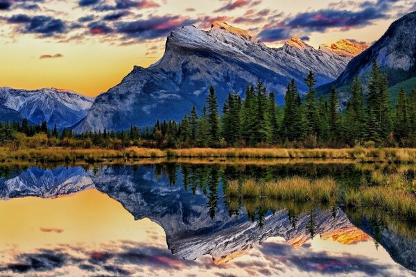 Reflejo de las montañas en el lago