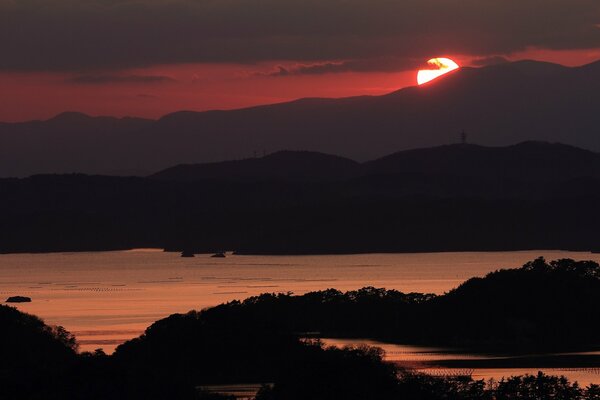 Schöner Gottes Sonnenuntergang in den Bergen