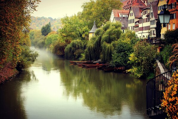 Gebäude entlang des Flusses in Deutschland