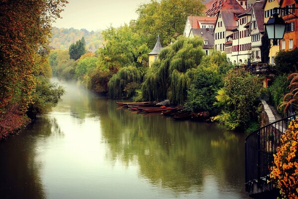 Здания вдоль реки в Германии