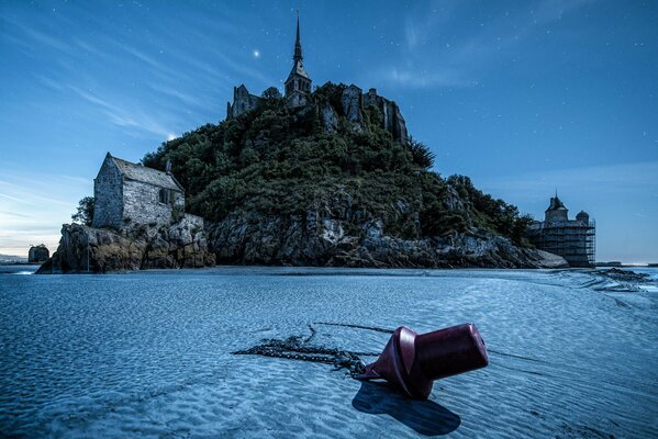 Cielo nocturno estrellado en la isla de Mont Saint-Michel en Francia