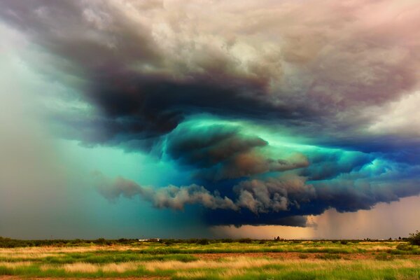 The mesmerizing beauty of an impending storm