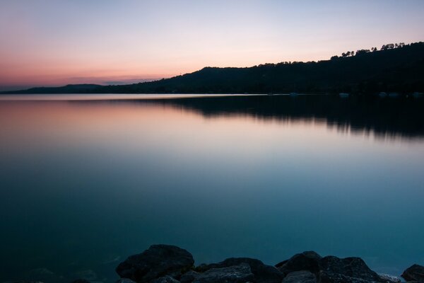 Schweizer See bei Sonnenuntergang