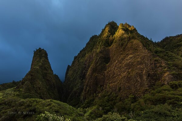 EE.UU.-las Montañas de Hawai contra el cielo azul