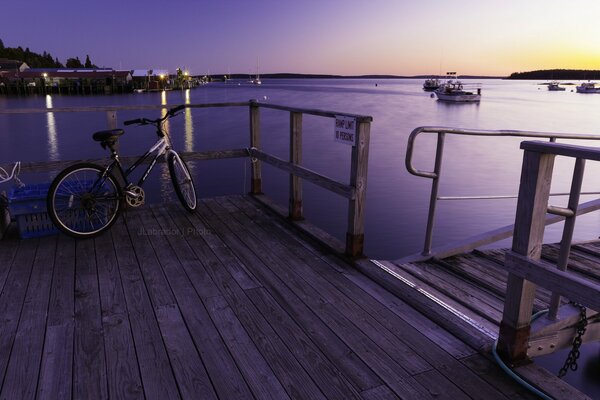 Einsames Fahrrad in einer Bucht bei Sonnenuntergang