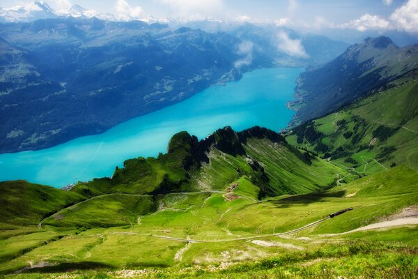 Montañas alpinas vista desde la cima del lago de Brienz