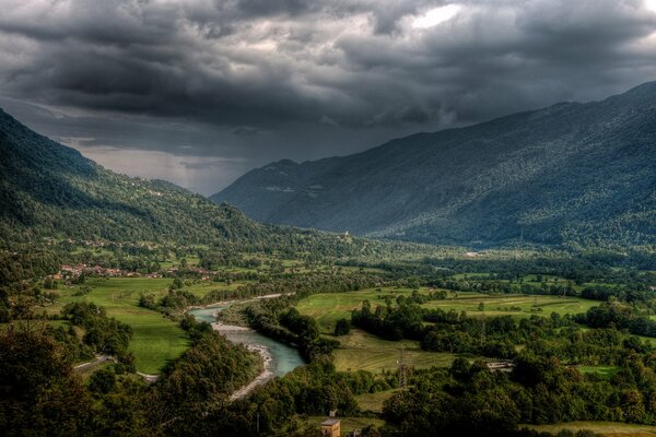 Fiume Socha nelle montagne della Slovenia