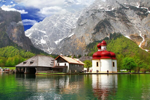 Montañas en Alemania se reflejan en el agua