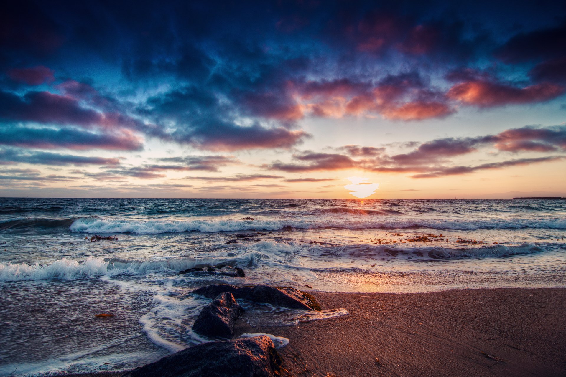 mare cielo onde sole spiaggia pietre