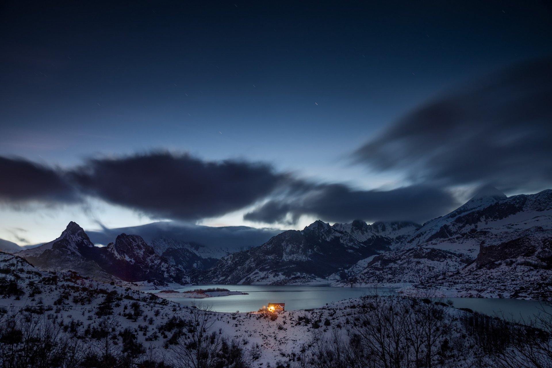 spanien kastilien und león provinz berge bäume schnee fluss himmel wolken nacht hütte lichter licht