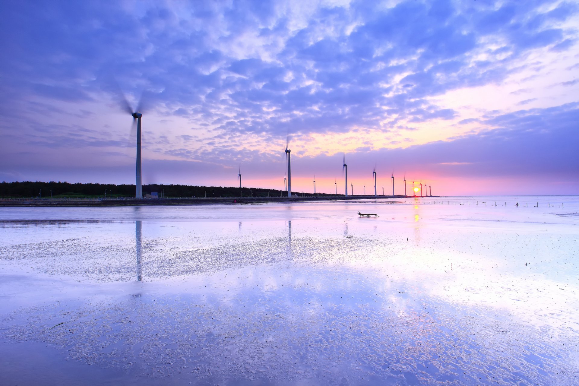 république populaire de chine taiwan côte échoué détroit eau réflexion moulins à vent moulins à vent soir soleil rose coucher de soleil lilas ciel nuages