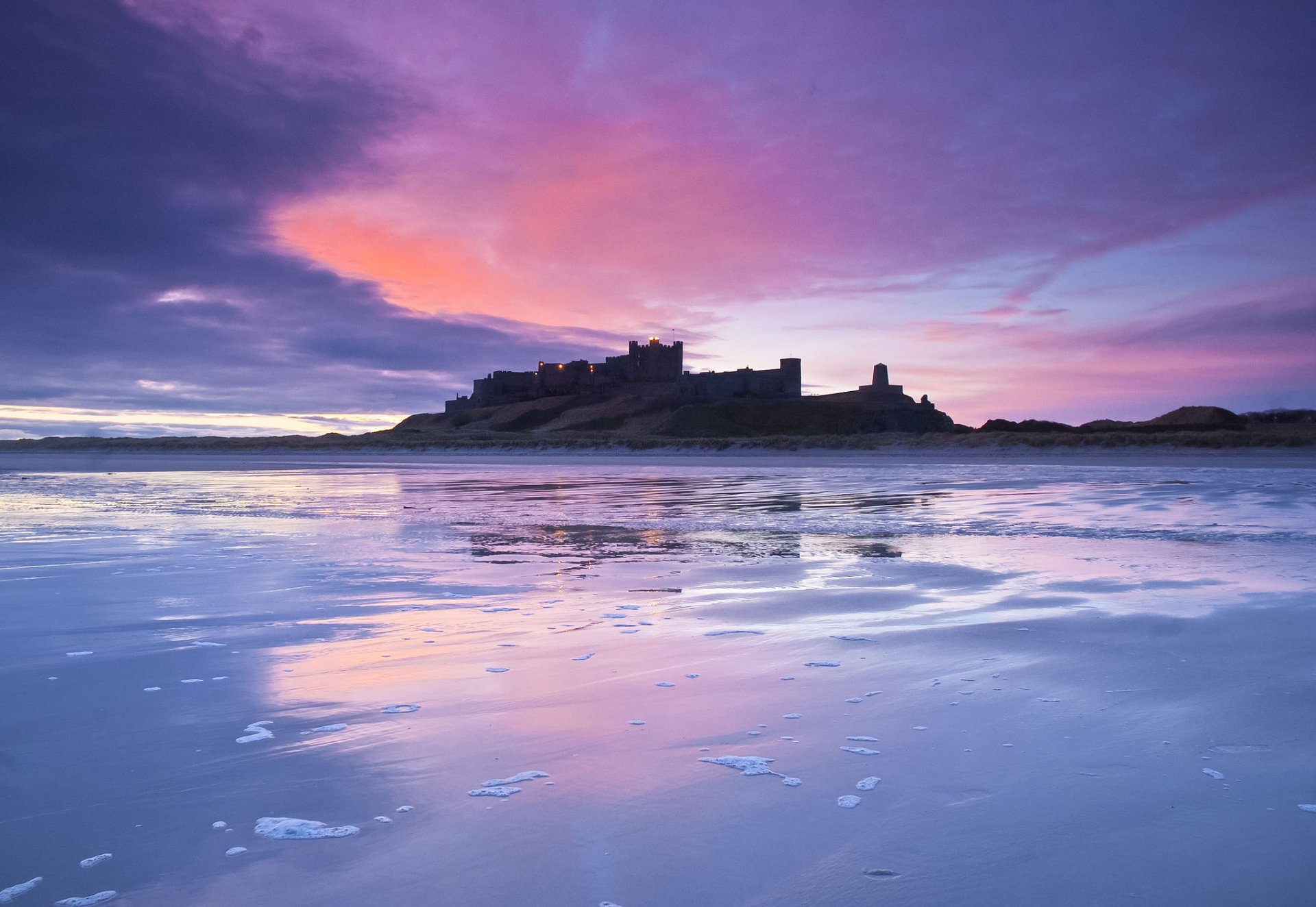 großbritannien england schloss meer küste abend blau flieder himmel sonnenuntergang wolken wolken