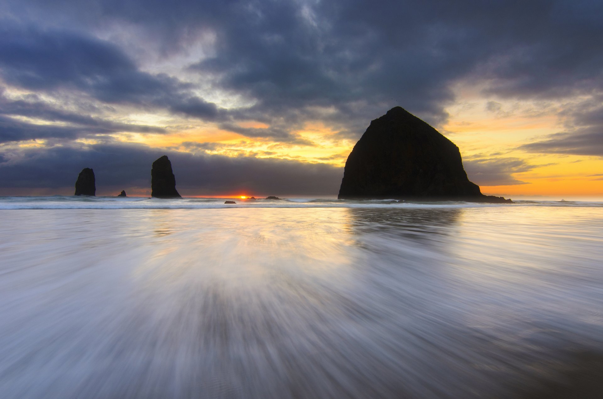 etats-unis oregon océan plage côte rochers soirée coucher de soleil soleil ciel nuages