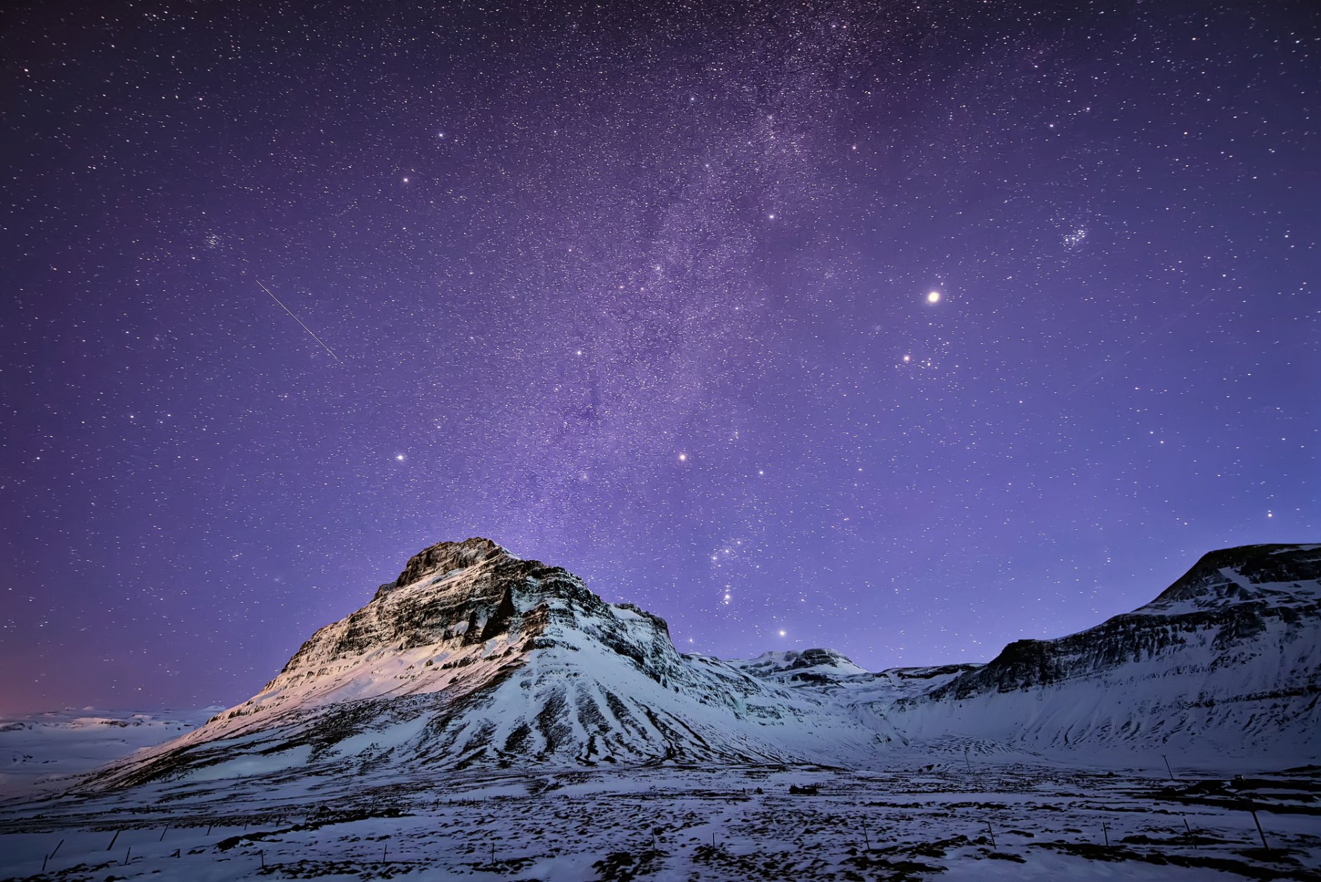 islande montagnes neige nuit lilas ciel étoiles voie lactée