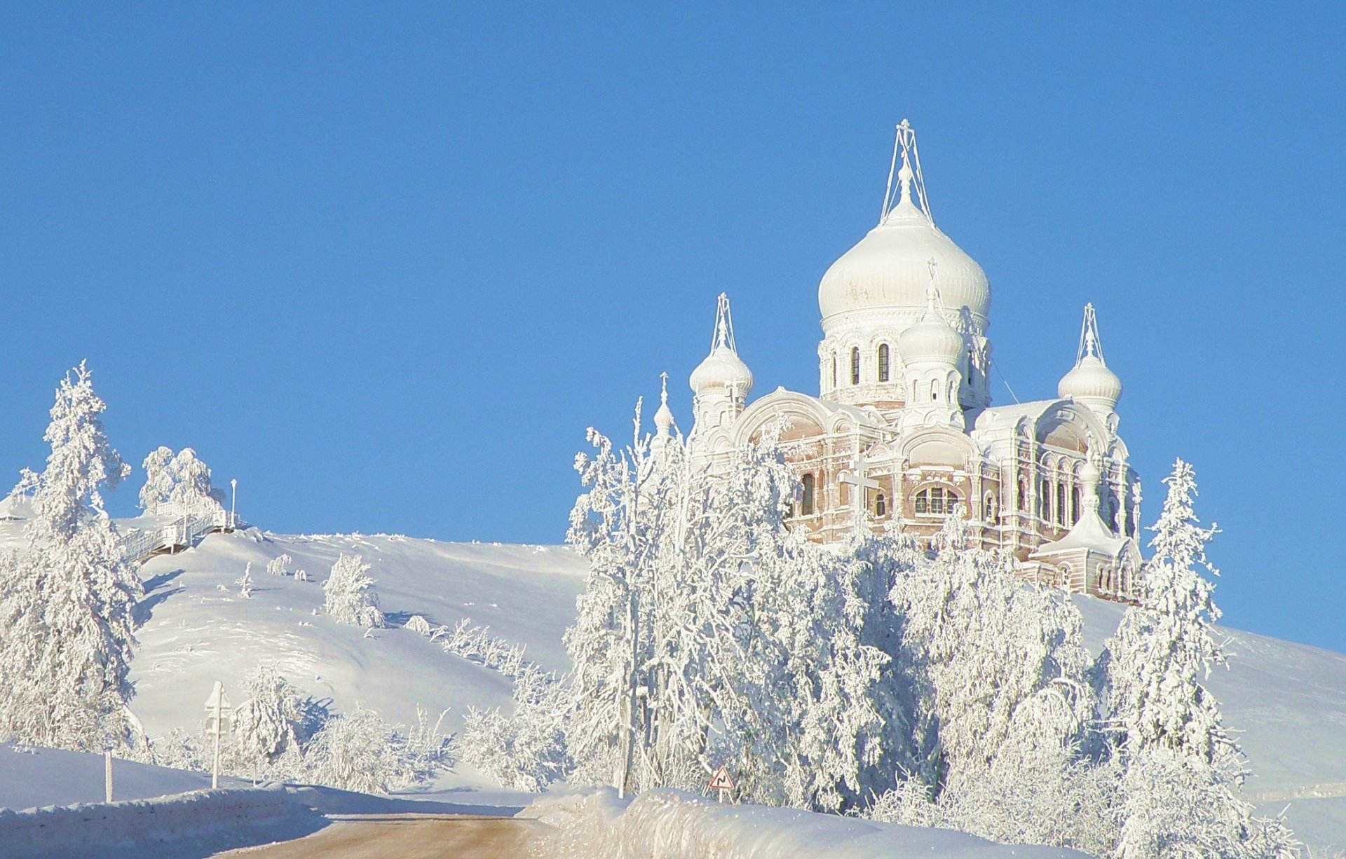 hiver temple arbres givre belogorye