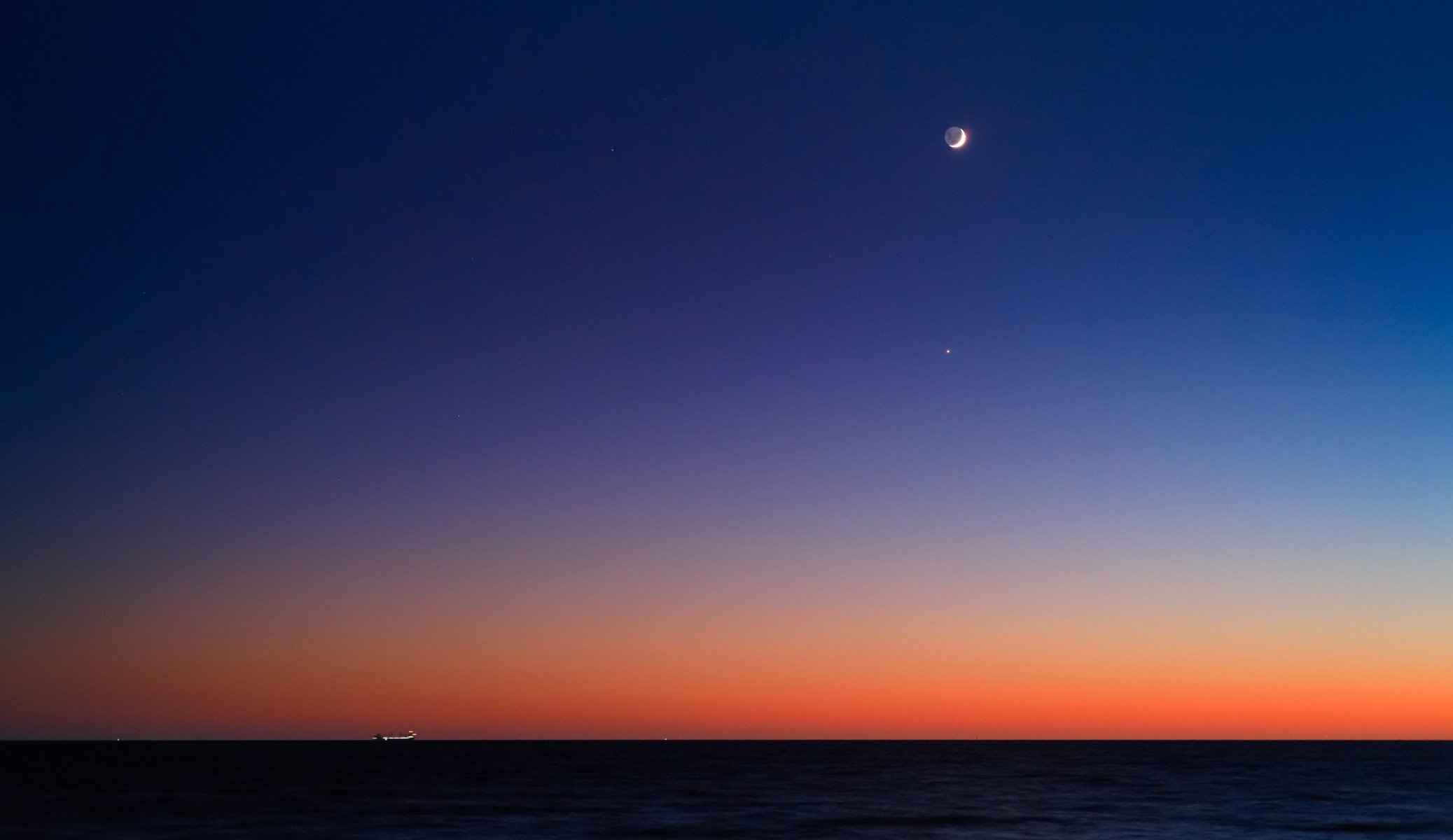 luna venere regulus oceano alba crepuscolo orizzonte nave