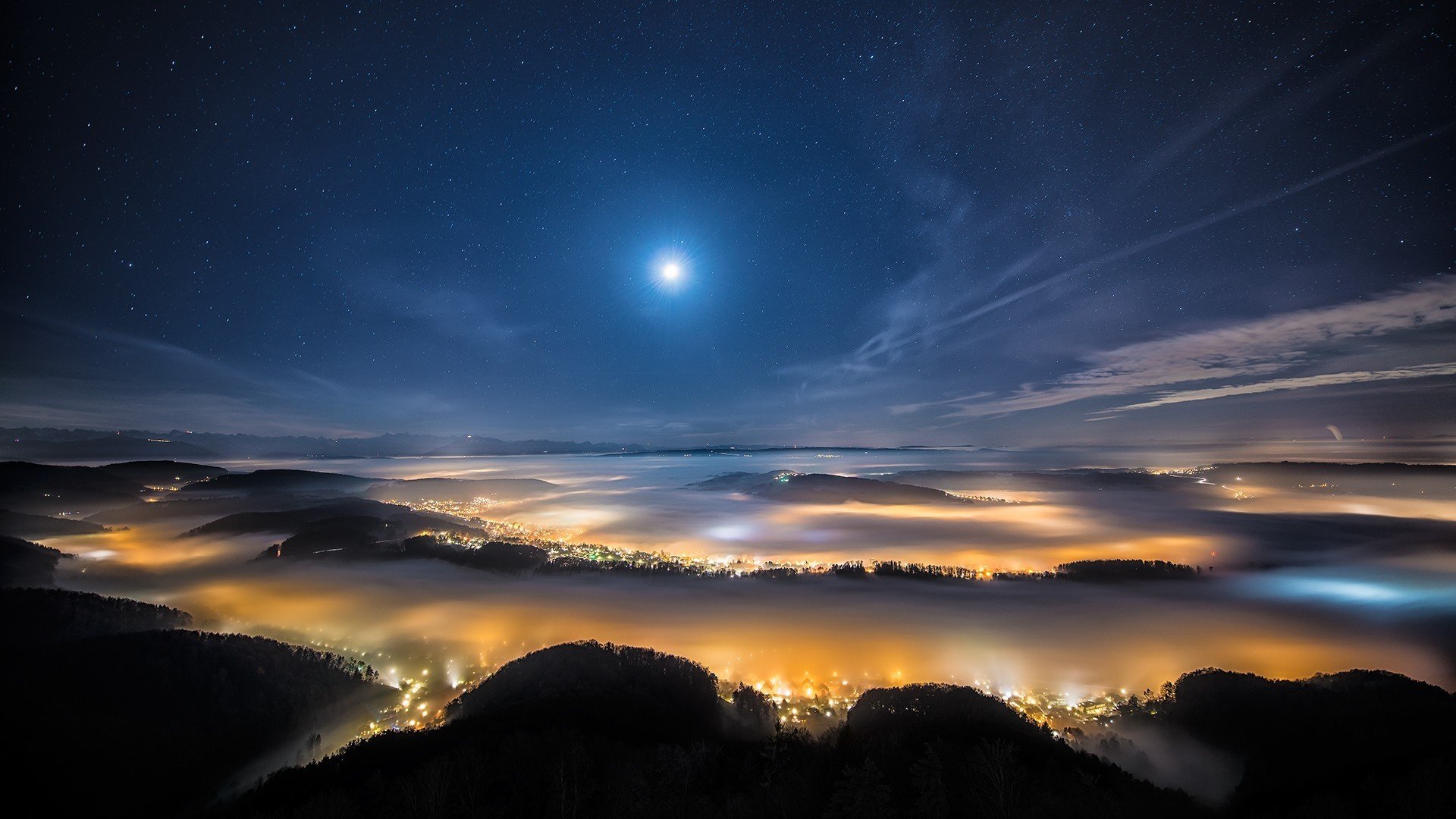 noche cielo estrellas. luna colinas niebla ciudad luces