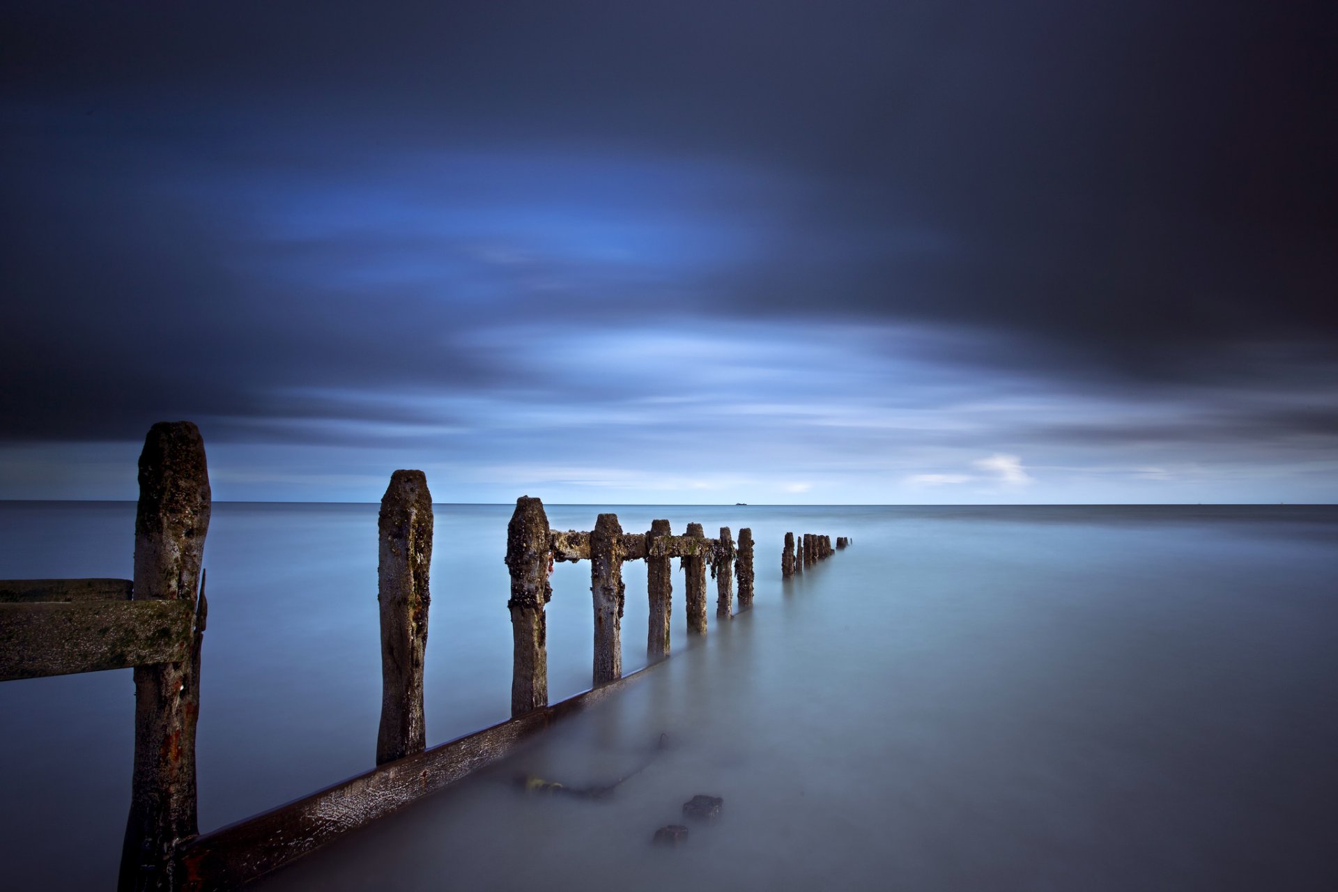 mer côte supports ciel bleu nuages orage