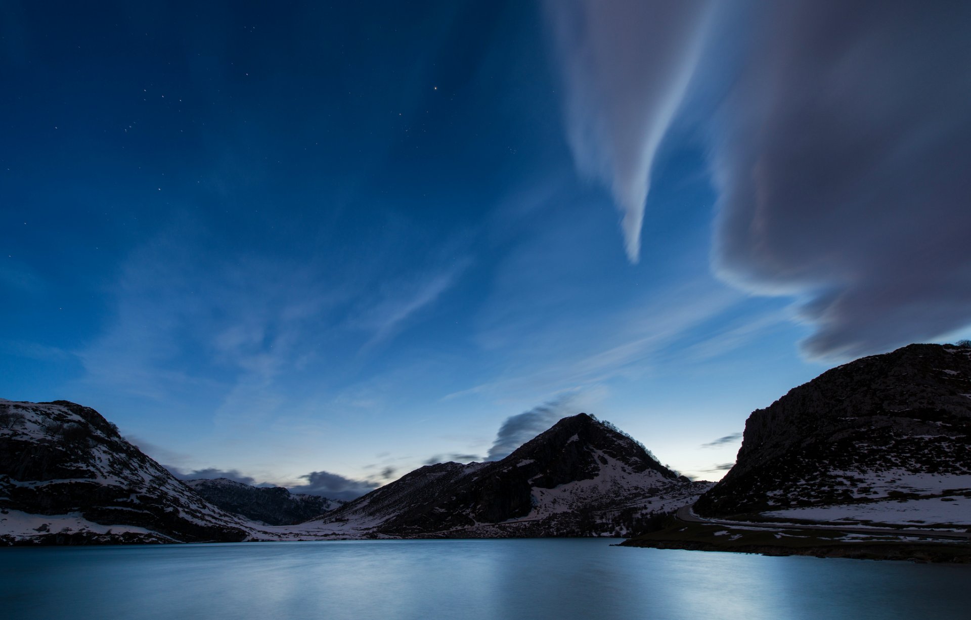 españa asturias provincia montañas nieve bahía crepúsculo azul azul cielo nubes