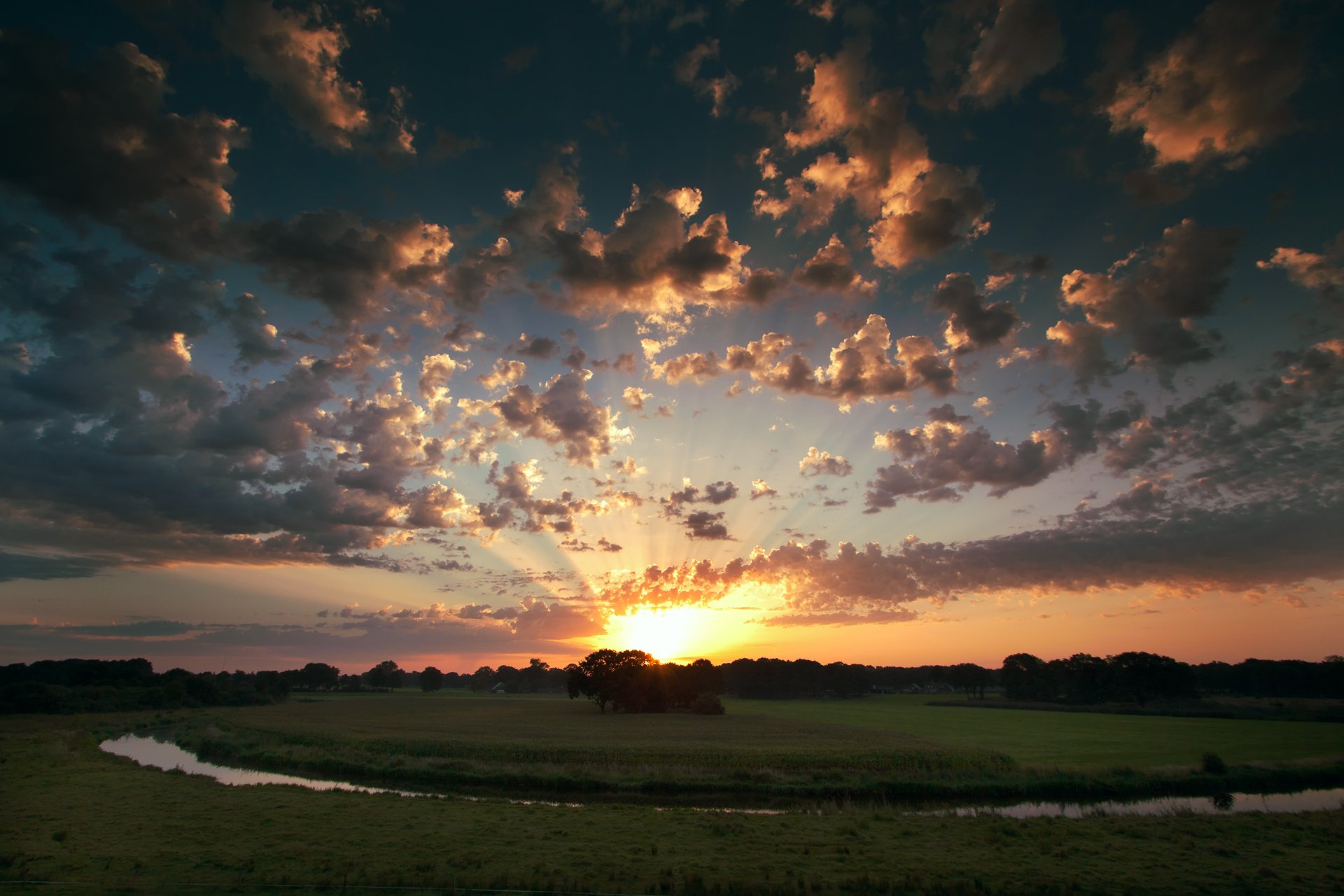 puesta de sol cielo nubes sol árboles campo río