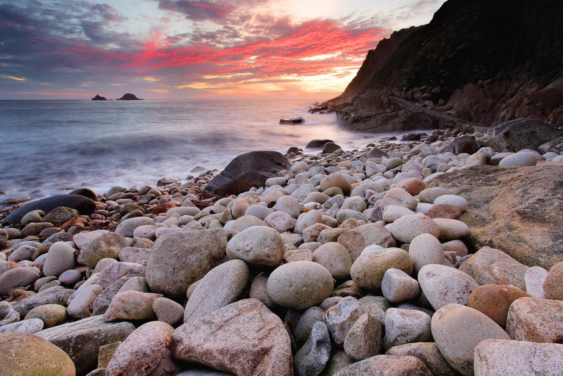 puesta de sol mar piedras paisaje