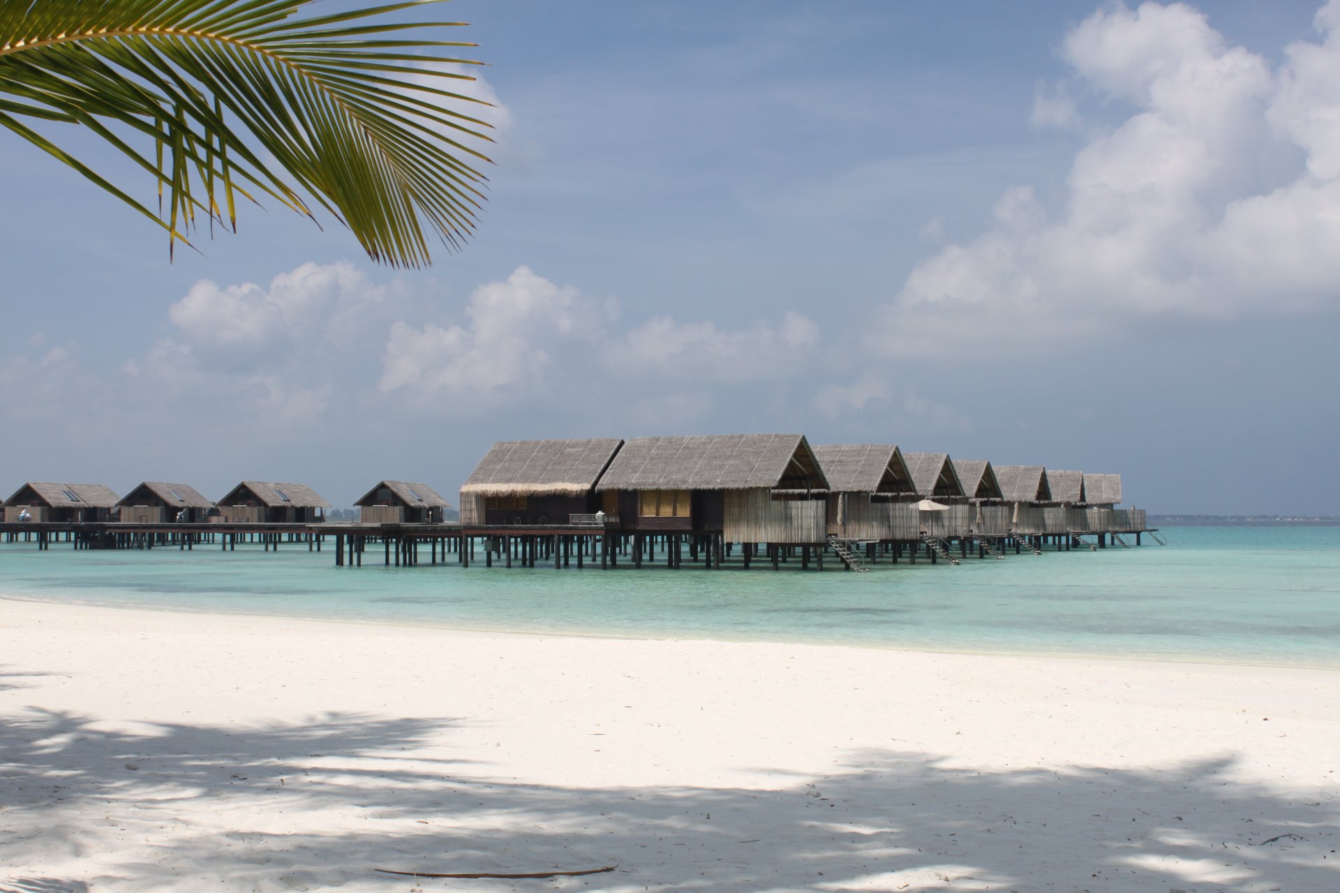 bungalow am meer auf stelzen malediven inselparadies blaues wasser