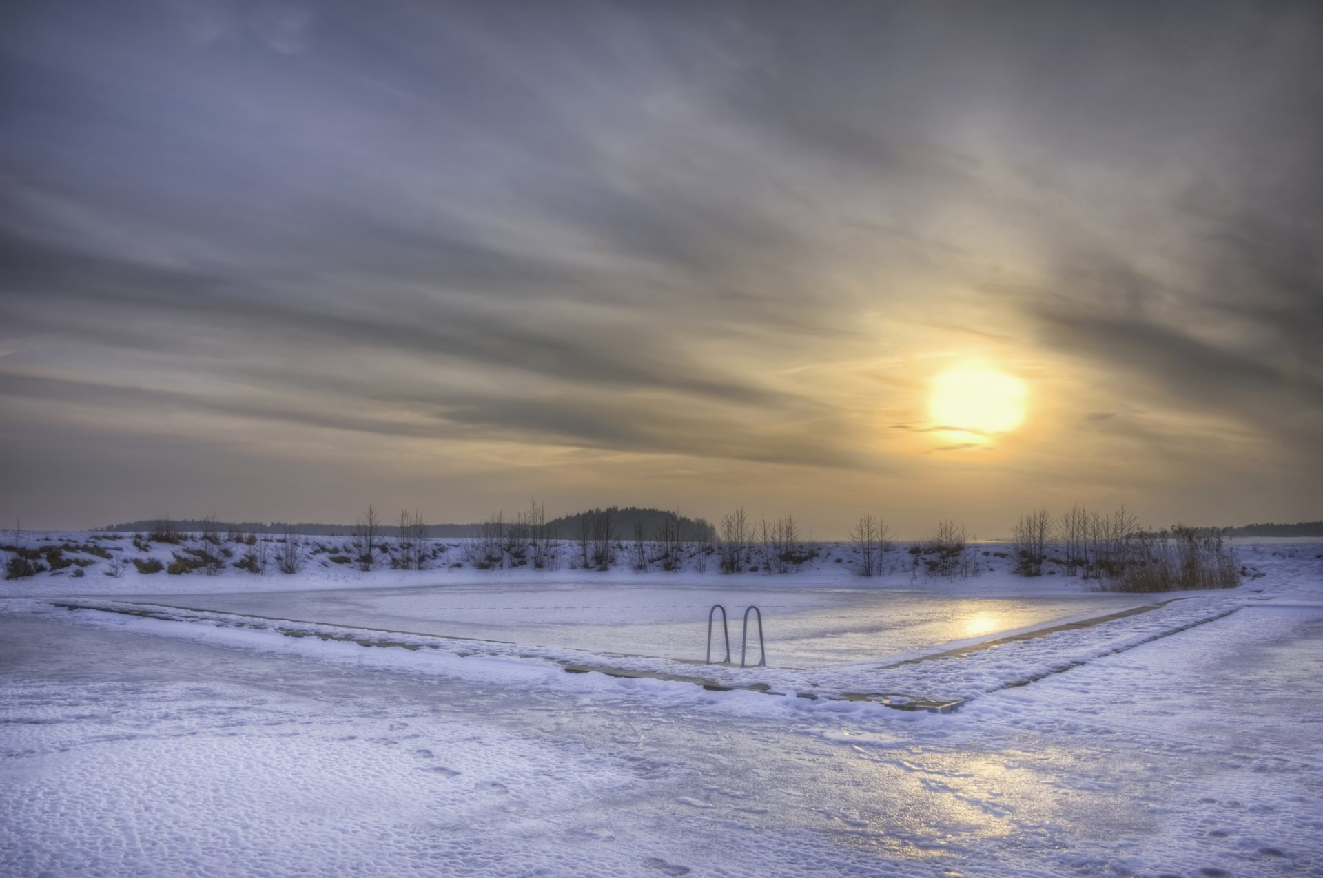 suecia invierno nieve hielo lago piscina tarde sol puesta de sol cielo nubes