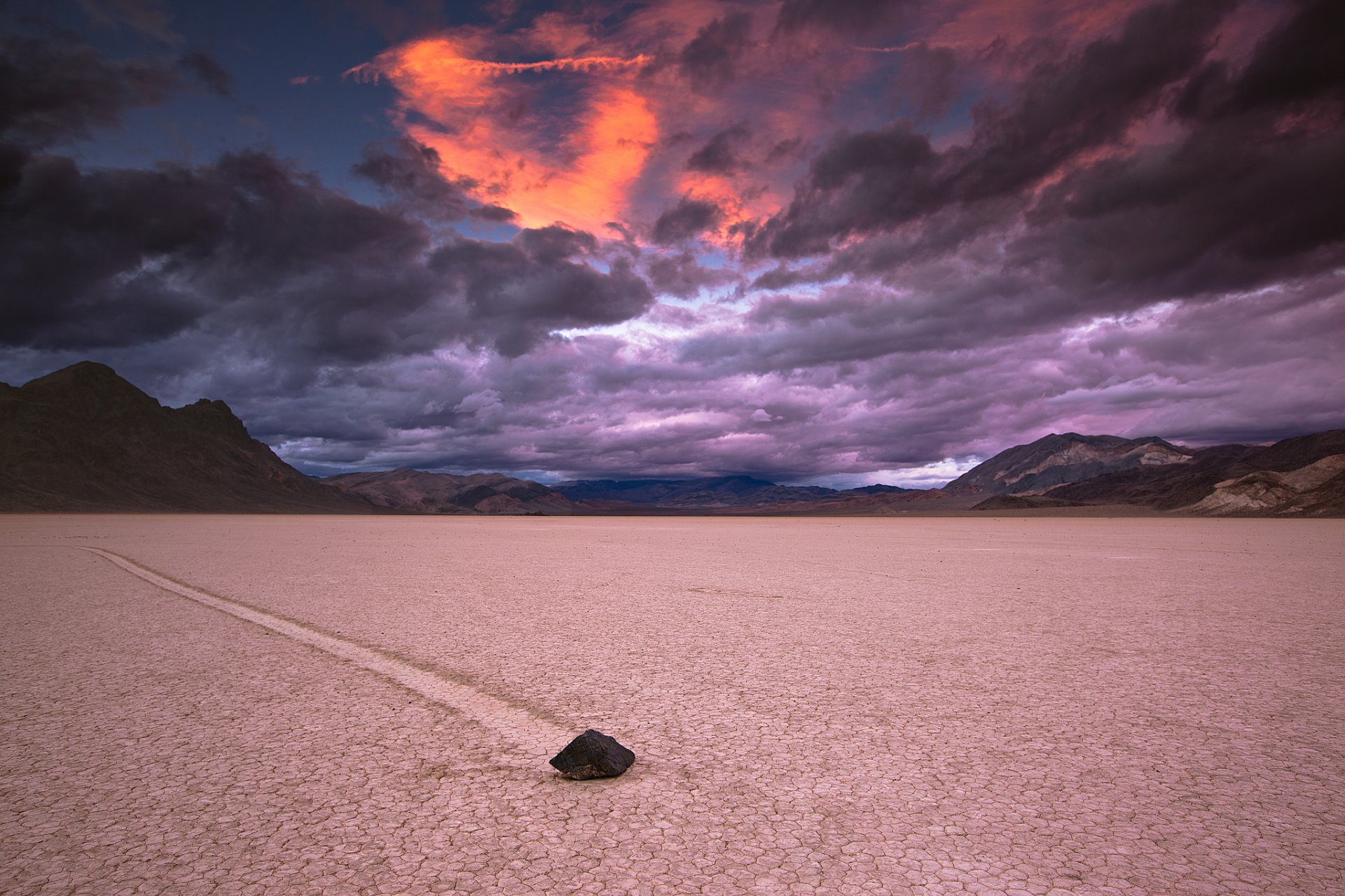 estados unidos california valle de la muerte parque nacional marismas piedra sendero montañas tarde cielo nubes tormenta