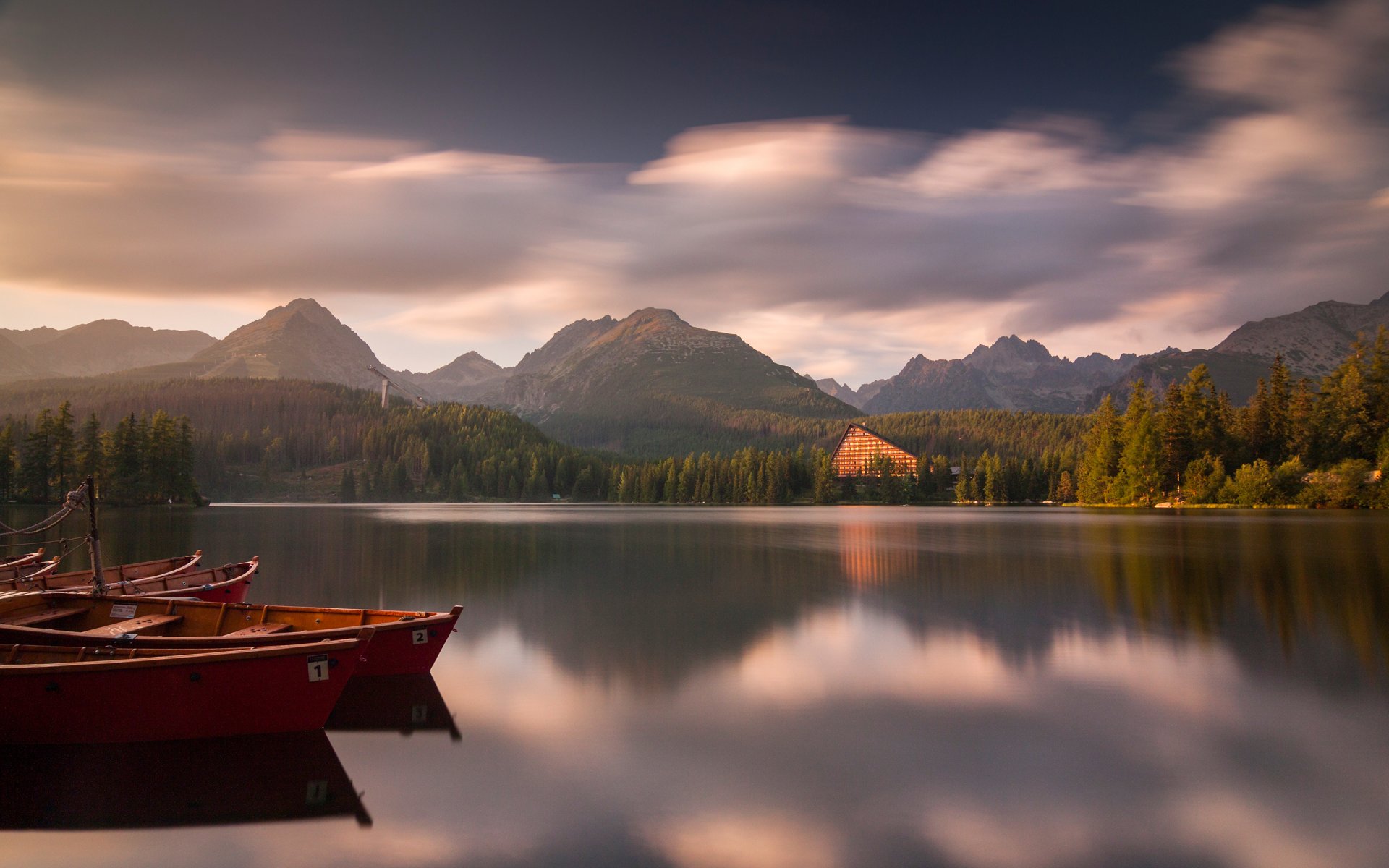 štrbské pleso parco nazionale dei tatra slovacchia lago montagna barche foresta