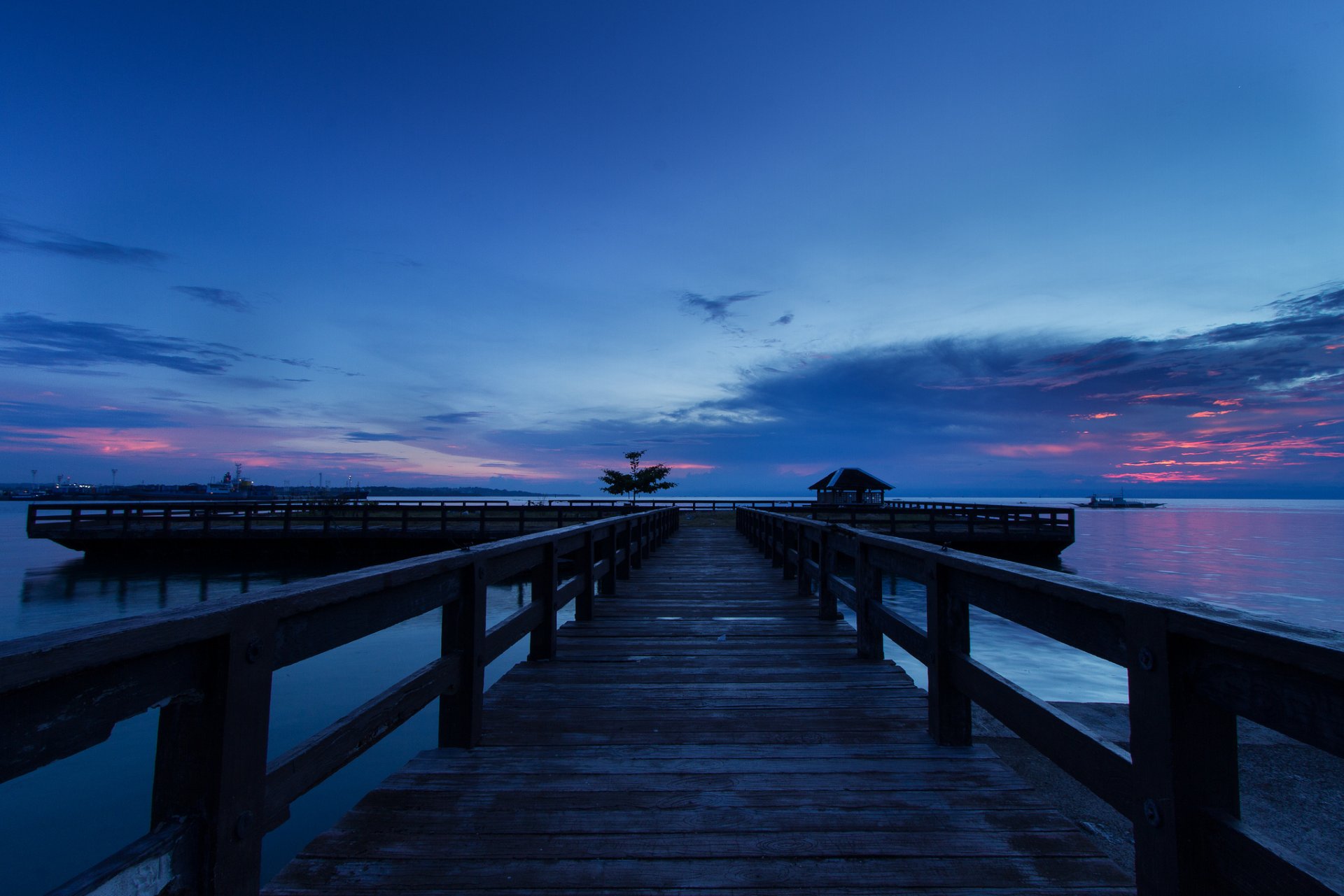 filippine isola mare costa molo legno ponte sera rosa tramonto cielo nuvole blu