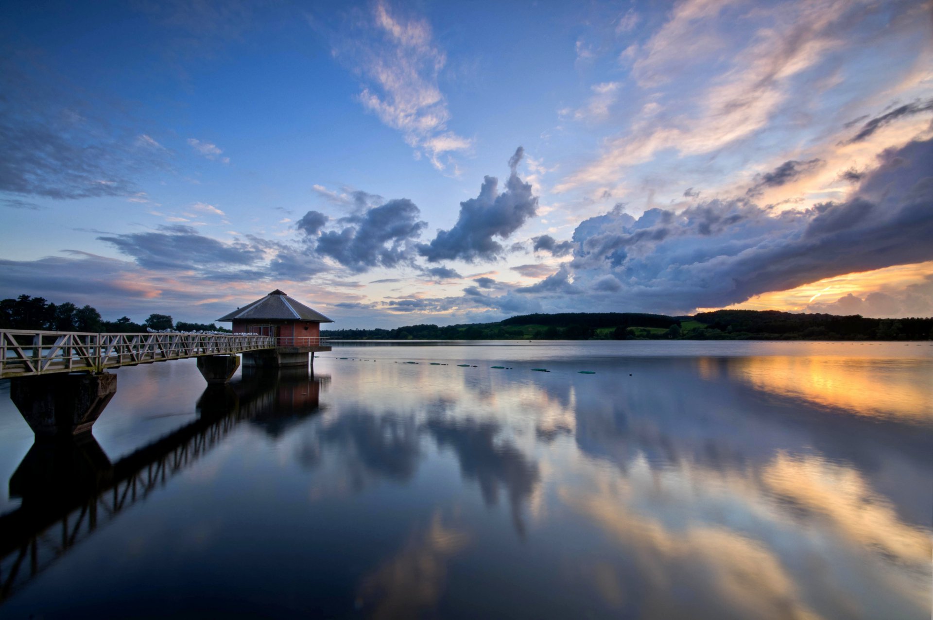 regno unito inghilterra ponte fiume riflessione acqua superficie liscia sera tramonto cielo nuvole nuvole