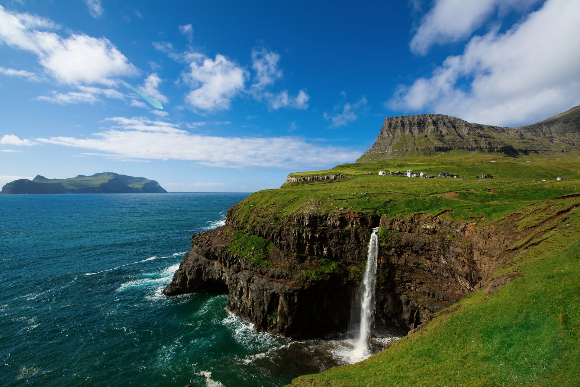 königreich dänemark färöer vága gaasedal atlantischer ozean felsen am rande weiler berge wasserfall himmel wolken