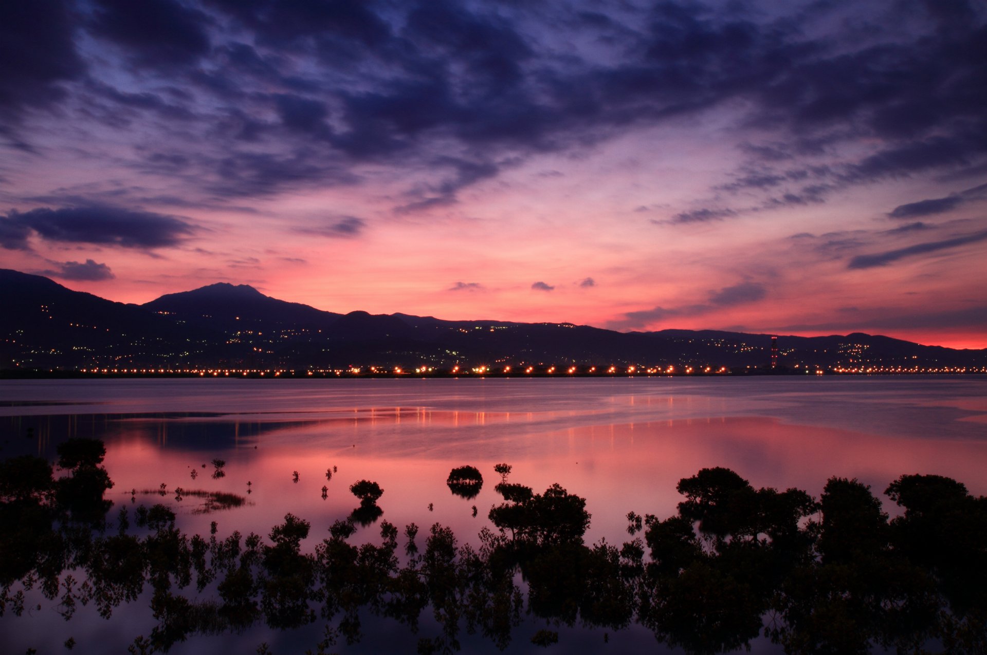 china taiwan taipeh meerenge küste dämmerung dämmerung in der ferne hügel lichter stadt rosa flieder himmel wolken