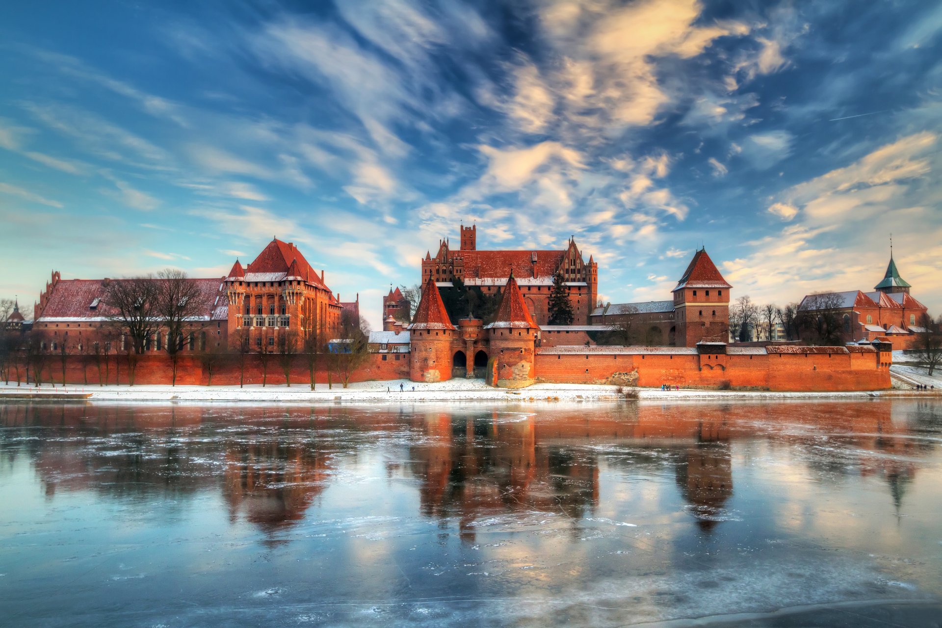 schloss polen winter eis see wolken reflexion himmel