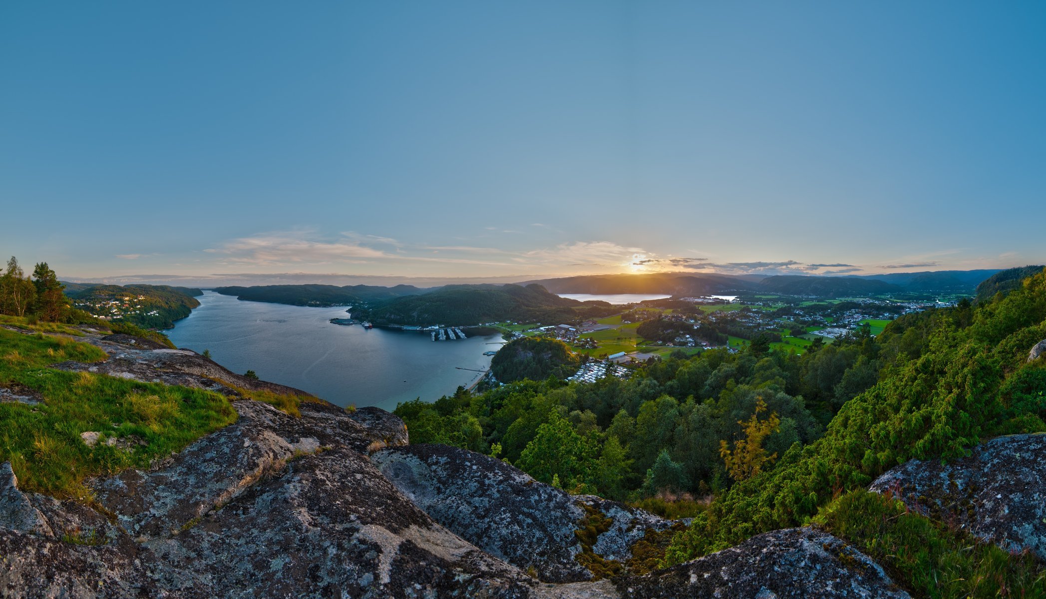 vue paysage panorama baie mer navires pierres verdure ville maisons coucher de soleil