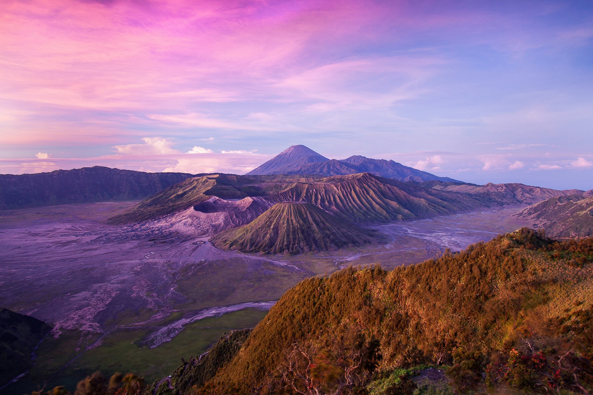 indonezja wyspa jawa wulkan bromo wzgórza wysokość błękitne różowe niebo chmury